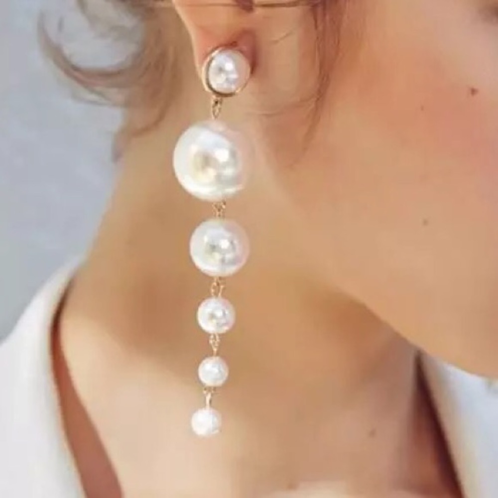 A pair of Faux pearl earrings - Picture 1 of 3